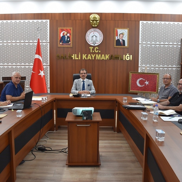 Salihli'de jeotermal hamlesi
Jeotermal ısıtmalı seralar için düğmeye basıld...