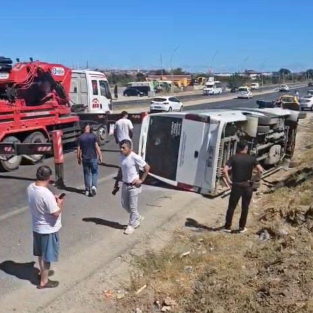 Çerkezköy'de yolcu minibüsü direği devirdi yan yattı: 1 bebek 2 çocuk yaral...