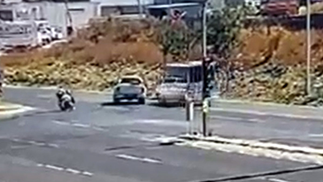 Yolcu minibüsü elektrik direğine çarptı; 1'i bebek 3 yaralı