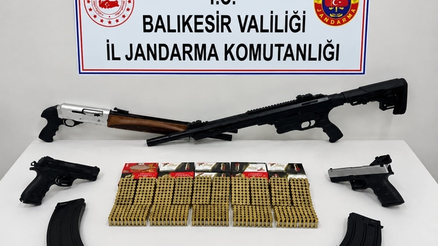 Bandırma ve Ayvalık'ta silah ticareti operasyonu: 10 şüpheli yakalandı