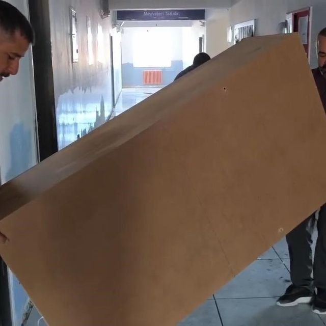 Van'da öğretmenler okulun yükünü birlikte omuzladı
Yeni eğitim yılı öncesi...