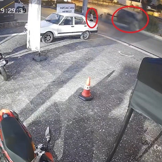 Ölümden 5 saniyeyle kurtuldu
Otomobilin takla atıp motorunun yola fırladığı...