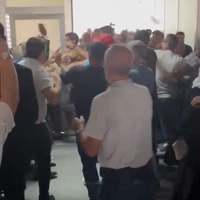 Adliye içerisinde taraflar birbirine girdi: Tekmeli yumruklu kavga kameraya...