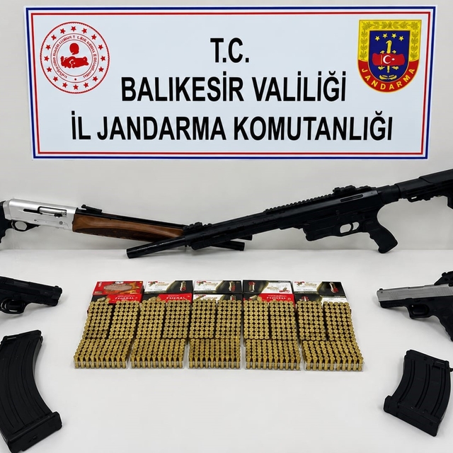Bandırma ve Ayvalık'ta silah ticareti operasyonu: 10 şüpheli yakalandı