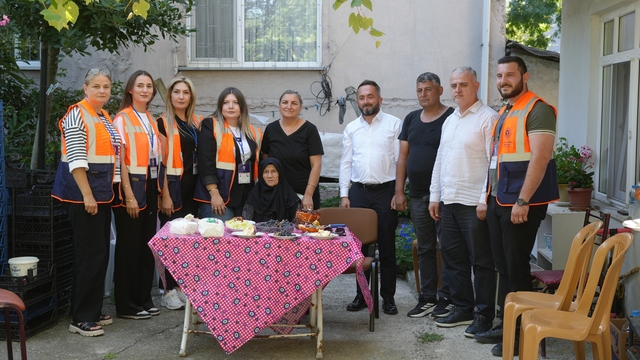85 yaşındaki Emine nineye sürpriz doğum günü: "İlk kez doğum günüm kutlandı, pastayı görünce şoke oldum"