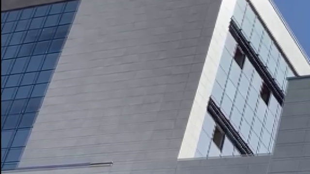 Alacağını tahsil edemeyince inşaatın çatısına çıktı