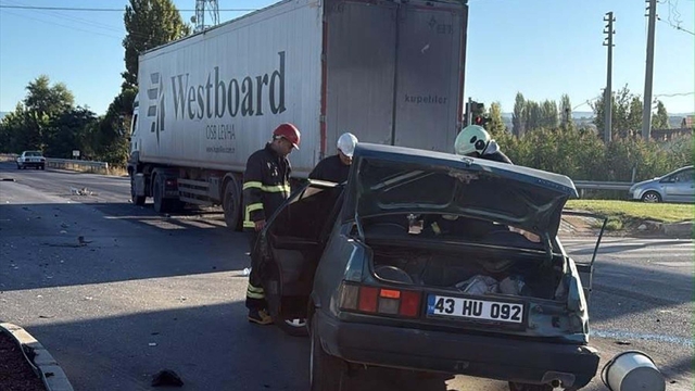 TIR'la otomobil çarpıştı: 1'i ağır, 2 yaralı