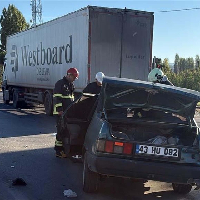 TIR'la otomobil çarpıştı: 1'i ağır, 2 yaralı