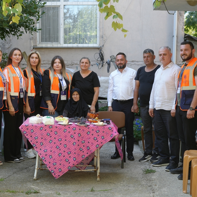 85 yaşındaki Emine nineye sürpriz doğum günü: "İlk kez doğum günüm kutlandı...