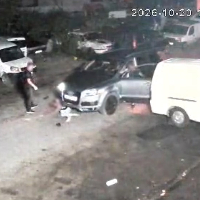 Sanayi sitesi Teksas'a döndü: Önce tüfekle ateş etti, sonra araçla ezildi
A...