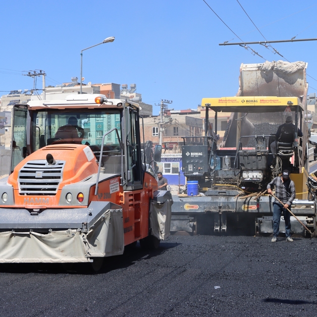 Haleplibahçe Caddesi'nde asfalt çalışmaları sürüyor