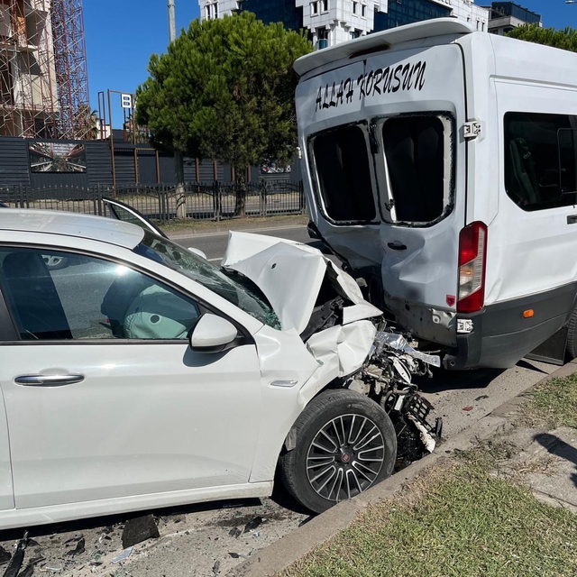 Otomobil minibüse arkadan çarptı: 4 yaralı