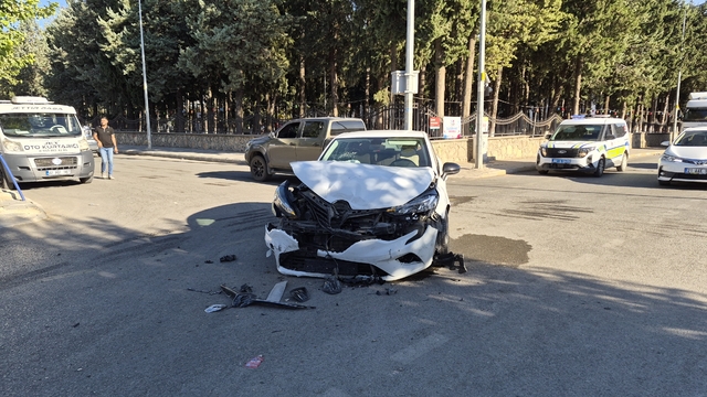 Adıyaman'da 2 otomobil çarpıştı: 1 yaralı