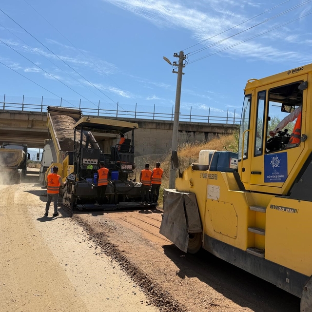 Aydın'ın 17 ilçesinde yol çalışmaları eş zamanlı sürüyor