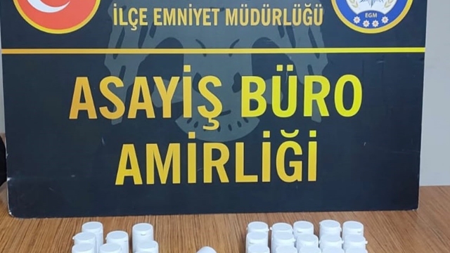 İzmir'de uyuşturucu operasyonunda 2 şüpheli tutuklandı
Bin 558 uyuşturucu hap ele geçirildi