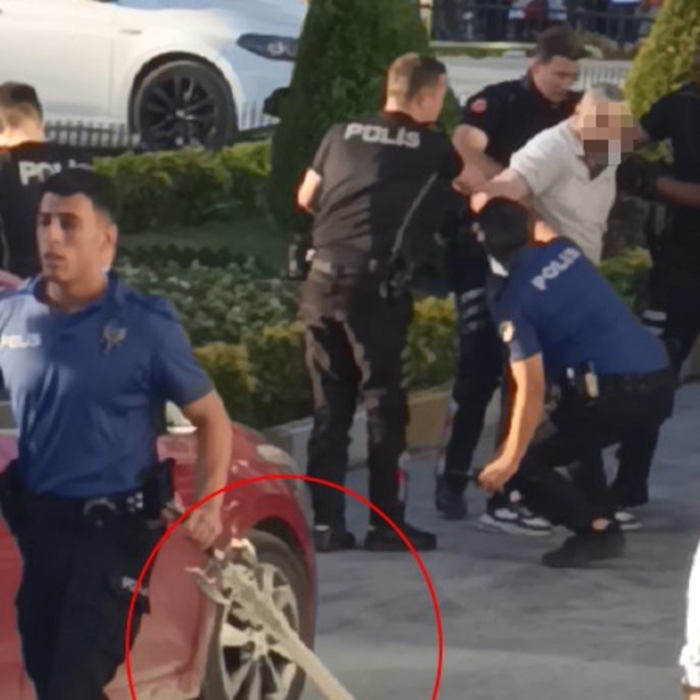 İşten çıkarıldığı gerekçesiyle silah ve bıçakla Kastamonu Belediyesini bast...