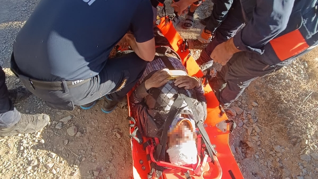 Kuşburnu toplarken uçuruma yuvarlanan vatandaşı ekipler kurtardı