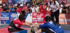 Elazığlı güreşçileri İstanbul'dan madalyalarla döndü