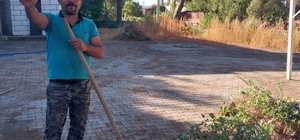 Örnek muhtar caminin bakım ve temizliğini tek başına yaptı