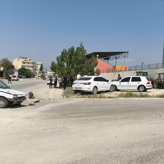 Osmaniye'de 3 otomobilin karıştığı kazada 1 kişi yaralandı
