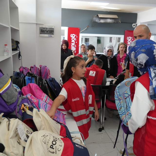 Kızılay Palandöken'den öğrencilere çanta ve kırtasiye desteği
