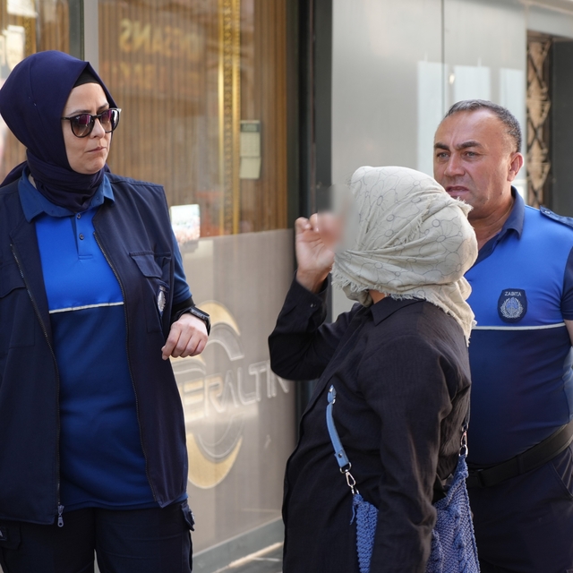 Dilenci denetiminde ilginç anlar: Zabıtaya yakalandı, kamerayı görünce alkı...