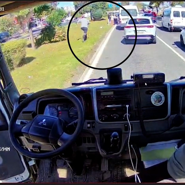 Ordu'da aracından inip Heimlich manevrası yaptı, sürücünün hayatını kurtard...
