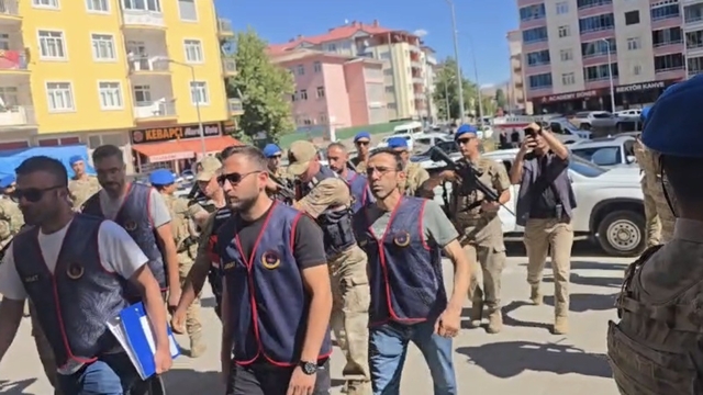 Elazığ'daki yaşlı çift cinayetinde 1 şüpheli tutuklandı
Şüphelinin yan mezrada yaşadığı ve sabah uçağıyla İstanbul'a gittiği öğrenildi