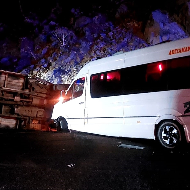 Mevsimlik fındık işçilerini taşıyan minibüs ile kamyonet çarpıştı: Yaralıla...