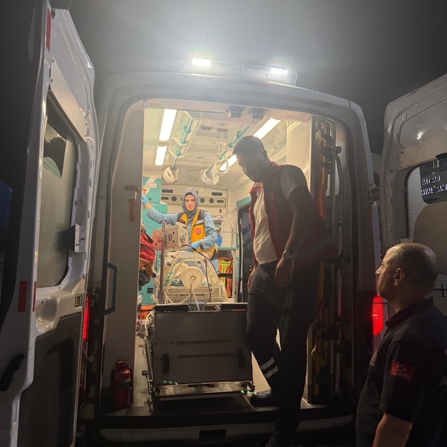 Siirt'te 2 günlük bebeğe TAPVD tanısı: Ambulans uçakla İstanbul'a sevk edil...