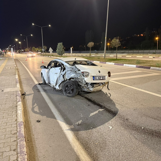 Yola çıkan araca çarpmamak için manevra yaptı, karşı şeritteki otomobil ile...