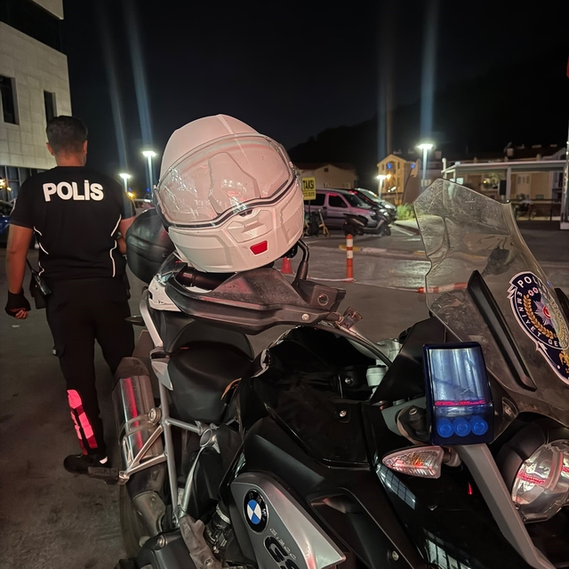 Marmaris'te 'dur' ihtarına uymayan 15 yaşındaki sürücü polise çarptı