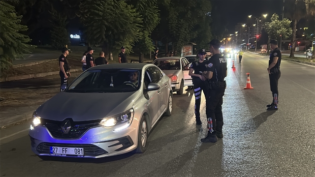 Adana'da 1606 polisle 'Huzur ve Güven' denetimi; aranan 47 şüpheli yakalandı