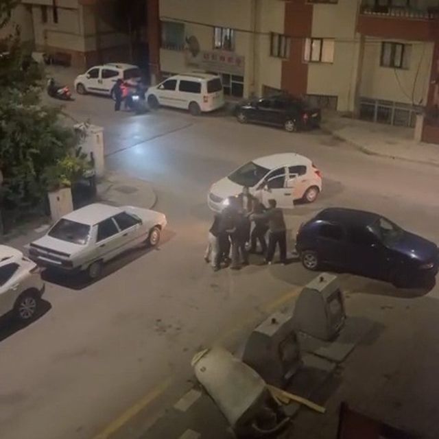 Sokak ortasında bıçak ile saldırmaya çalıştı