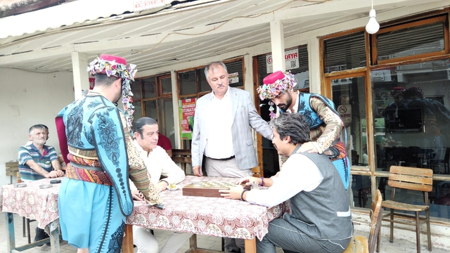 Başkan Pütün, Beyağaç'ın tanıtımı için oyunculuğa soyundu
Ünlü sanatçılar yeni düet kliplerini Denizli'nin saklı cenneti Beyağaç'ta çekti