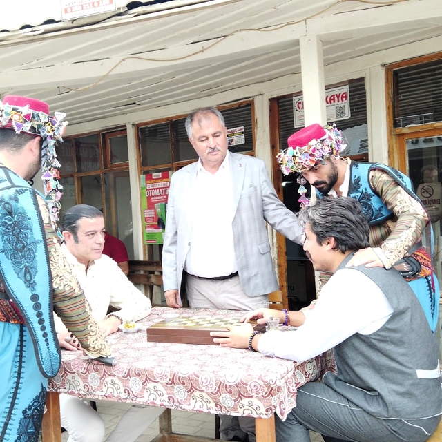 Başkan Pütün, Beyağaç'ın tanıtımı için oyunculuğa soyundu
Ünlü sanatçılar y...