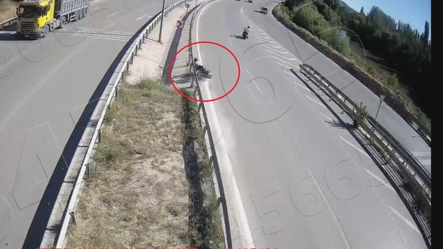 Amasya'da bariyere çarpan motosikletin sürücüsü öldü; kaza kamerada