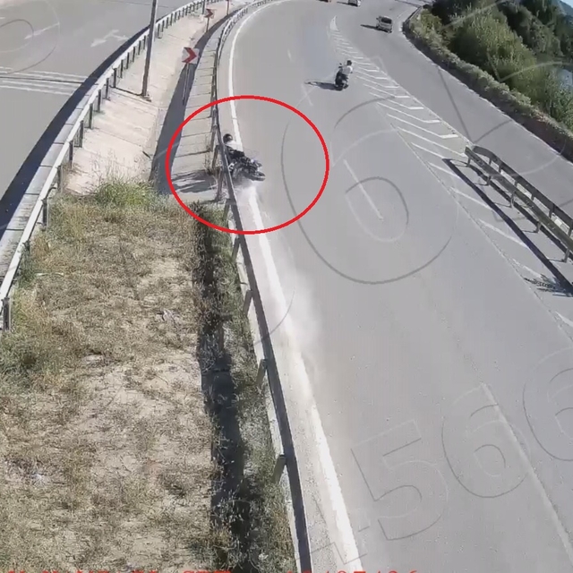 Amasya'da bariyere çarpan motosikletin sürücüsü öldü; kaza kamerada