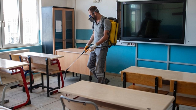 Kuşadası'nda okullar yeni eğitim yılı öncesi ilaçlandı