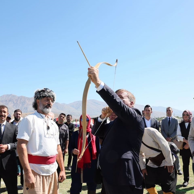 Erzincan'da geleneksel okçuluk heyecanı
Mengücek Melik Gazi Hava Koşusu Erz...