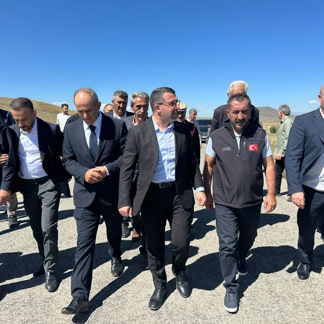 Kars'ta köy yolları silindirle sıkıştırılmış betonla yenileniyor: Bulanık't...