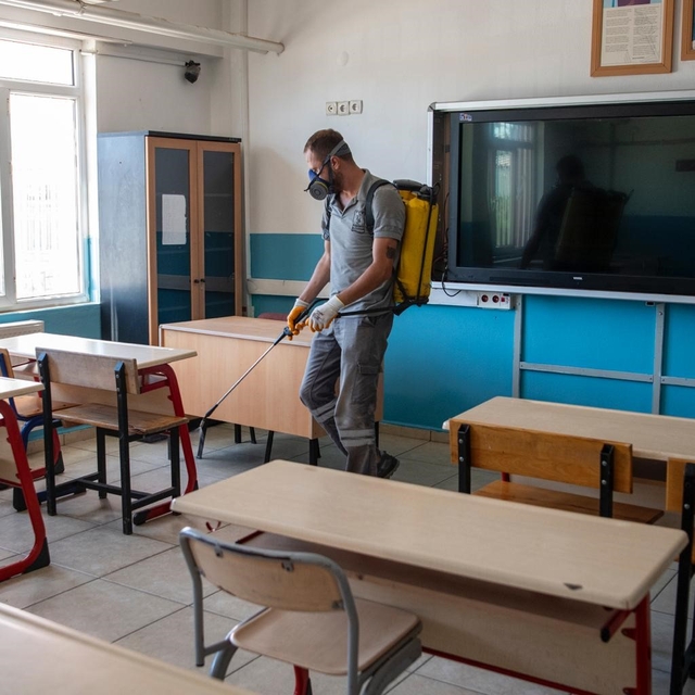 Kuşadası'nda okullar yeni eğitim yılı öncesi ilaçlandı