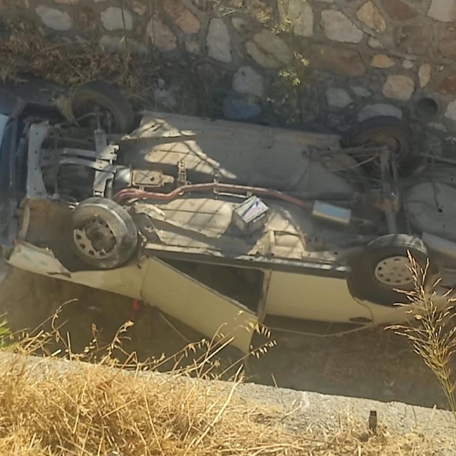 Çaldıkları otomobille dereye uçtular