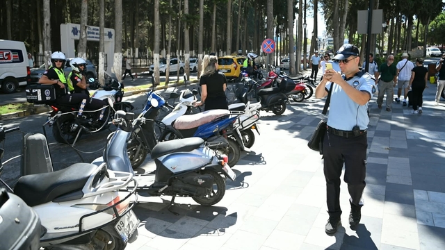 Kuşadası'nda kaldırımlar boşaltıldı, kurallara uymayanlara ceza
Kuşadası'nda 'sıfır işgaliye' denetimi