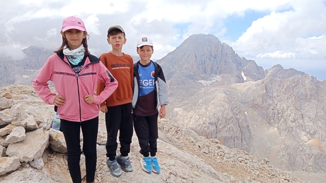Çocuk dağcılar, Aladağlar'daki 3 bin 587 metre rakımlı zirveye tırmandı