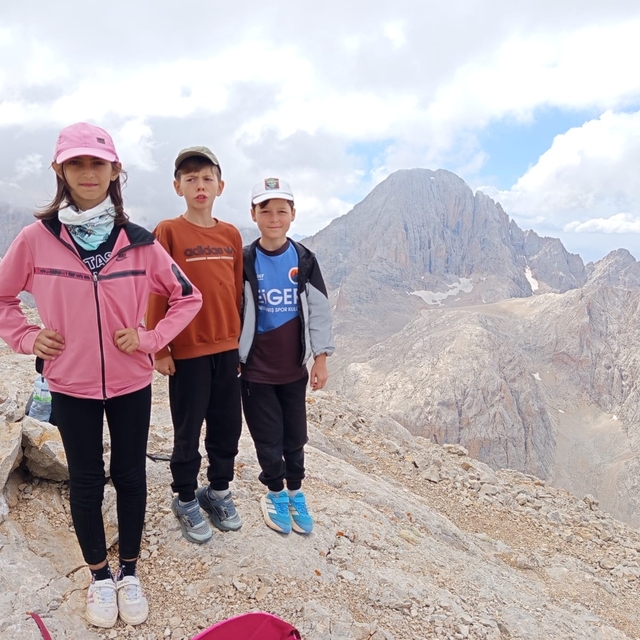 Çocuk dağcılar, Aladağlar'daki 3 bin 587 metre rakımlı zirveye tırmandı