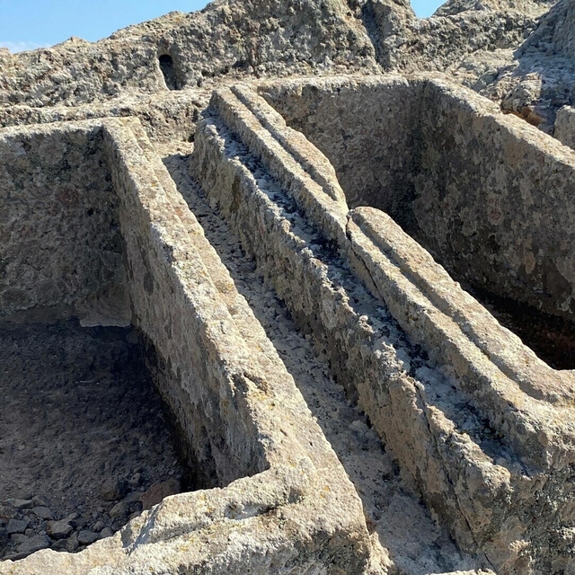 Dev kayanın üzerine oyulmuş 2 bin 400 yıllık ikiz lahit dikkat çekiyor