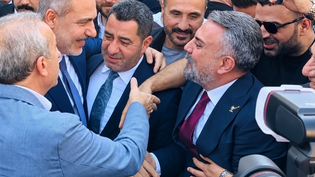Diyarbakır'da "Türkiye Yüzyılı" buluşması
17 ilçede eş zamanlı saha çıkarması ve stratejik temaslar