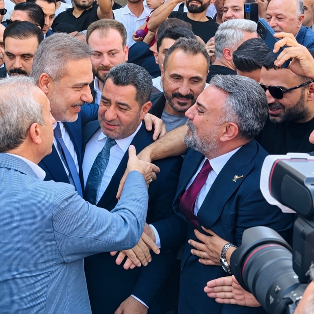 Diyarbakır'da "Türkiye Yüzyılı" buluşması
17 ilçede eş zamanlı saha çıkarma...