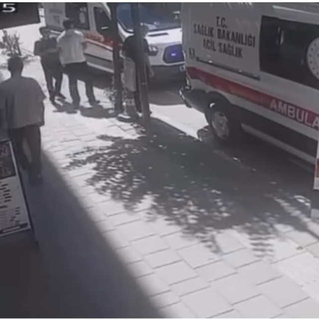 Kaza sonrası yaralıları taşıyan ambulanslar kaza yaptı, o anlar kamerada